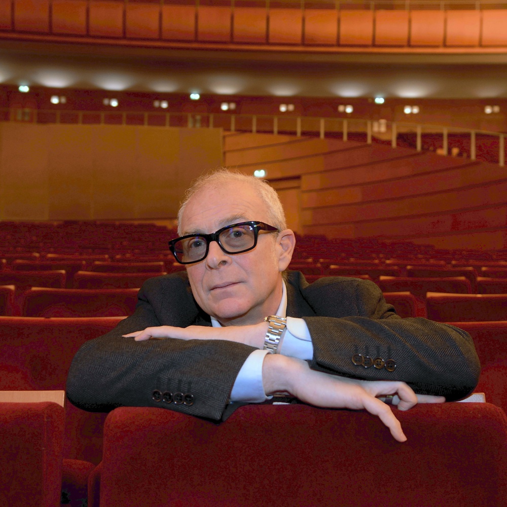 rtl1025's tweet photo. 📽️ A #Milano è arrivata la mostra interattiva "#TimBurtonsLabyrinth", un viaggio nella mente del regista.

Ne parliamo con #GianmarioLongoni, organizzatore della mostra e direttore artistico del #TeatroArcimboldi di Milano

#NonStopNews
🔴LIVE▶️ https://t.co/P6Ad1jSdff https://t.co/r9HmjpGMH6