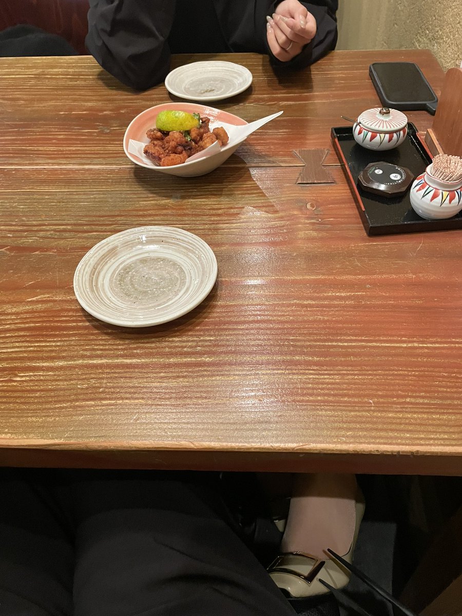 餐桌下面不要忘了品尝哦