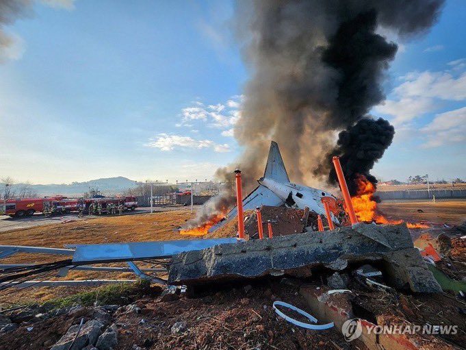 GossipRoomOff's tweet photo. 🚨 Un avion de la compagnie Jeju Air, en provenance de Bangkok, s’est écrasé et a pris feu lors de son atterrissage à l’aéroport de Muan, dans le sud-ouest de la Corée du Sud, ce dimanche 29 décembre. L’accident, vraisemblablement causé par une collision avec des oiseaux, a coûté la vie à au moins 120 personnes.

Deux survivants ont été extraits des débris : un passager et un membre d’équipage, selon les pompiers sur place.

C’est le premier accident mortel pour Jeju Air, l’une des plus grandes compagnies low-cost sud-coréennes, active depuis 2005.

Les autorités continuent de chercher d’éventuels autres survivants et d’enquêter sur les circonstances exactes de cette tragédie. ✈️🇰🇷 (via HuffPost)

Condoléances et pensées aux familles et aux proches des victimes. Qu'elles reposent en paix. 🕊️
