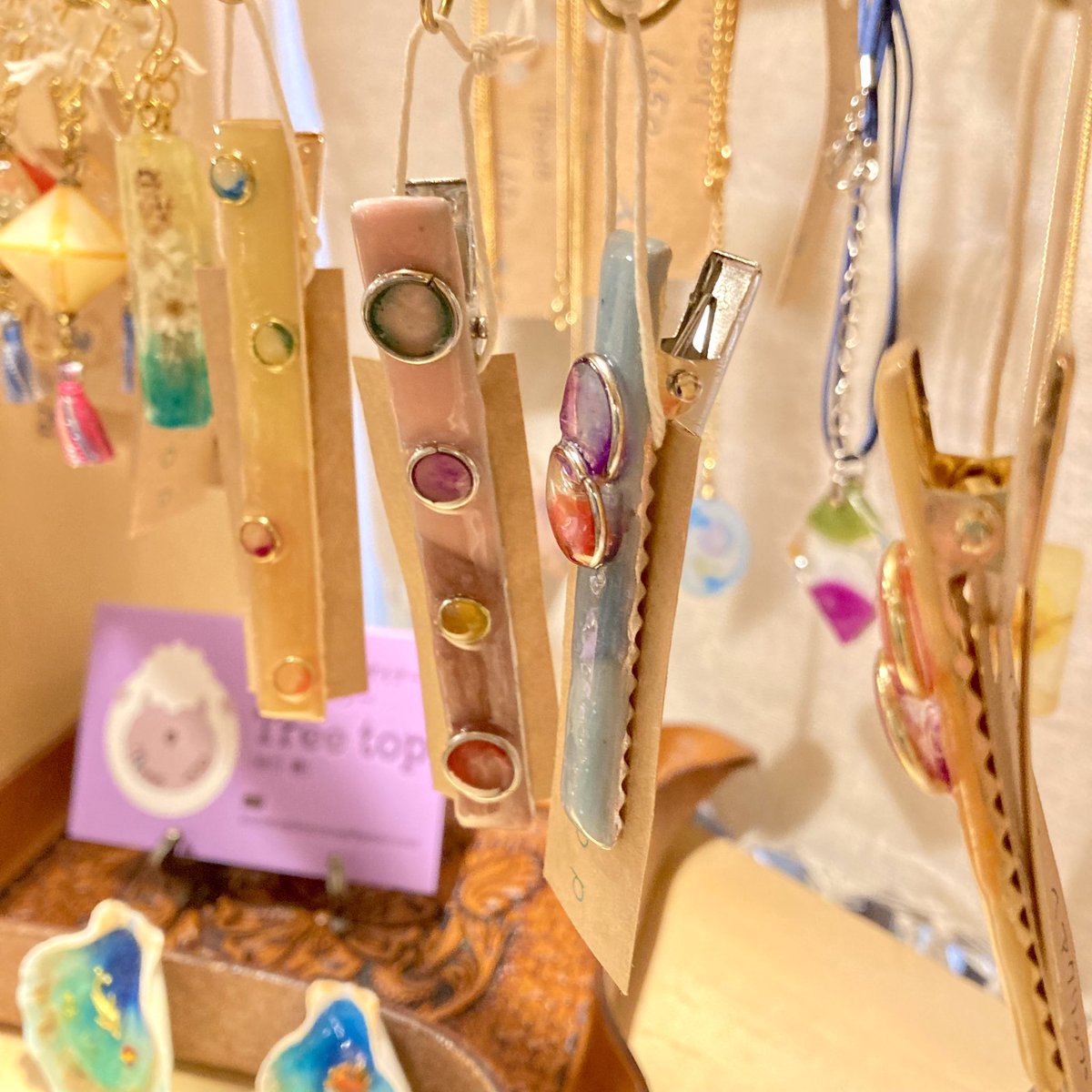 Hinatan4443's tweet image. tree topさんが新作を納品してくれました‼️╰(*´︶`*)╯♡

tree topさんの作品です⭐️

ヘアクリップ
ネックレス
ネクタイピン

箱番号📦S76  1号店

DMより通販も受け付けます
ヽ(´▽｀)/

handmade gallery
日向箱
bokkokun.com
#treetop #上板橋 #ハンドメイド #雑貨 #ハンドメイド雑貨