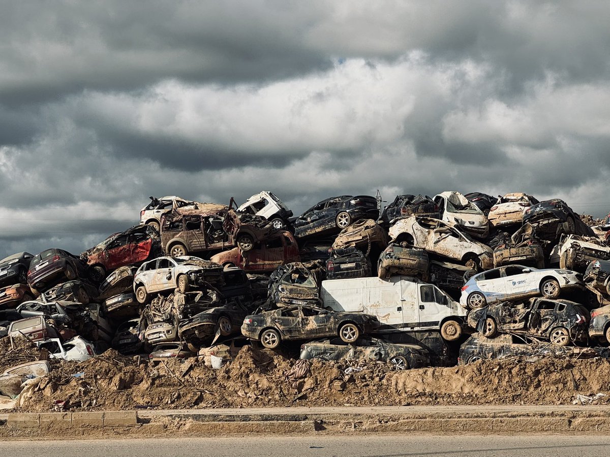 Han pasado 2 meses. No Llegan las ayudas, el consorcio no paga, miles siguen sin casa, las tiendas desaparecidas, industria y el transporte un desastre. Ha cambiado el paisaje pero no el panorama. Nada funciona, nada va bien. 2 meses 😡
#ValenciaNoSeOlvida
#ValenciaIndignada