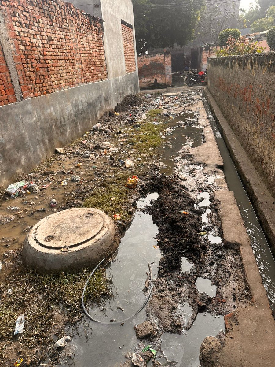 ContextIndian's tweet image. @dmgbnagar  @noida_authority @CeoNoida  Urgent action needed for road construction in Sector 143, Noida near Ghari village. Better roads mean smoother commutes and improved safety. Let&apos;s prioritize infrastructure development for a better tomorrow!#NoidaDevelopment