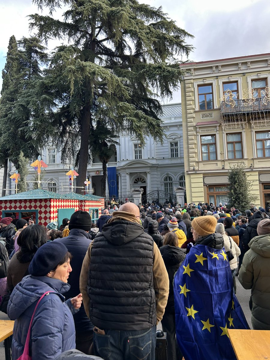 WildDeborah's tweet photo. Während im Parliament der Präsident der Regierungspartei vereidigt wird, versammeln sich Georgier zwischen Weihnachtsbuden vor dem Orbeliani Palast für Ihre Präsidentin Salome Surabischwili, die angekündigt, ihr Amt nicht vor Neuwahlen aufgeben zu wollen. #Georgien #Proteste https://t.co/Ef0oTl9XVN