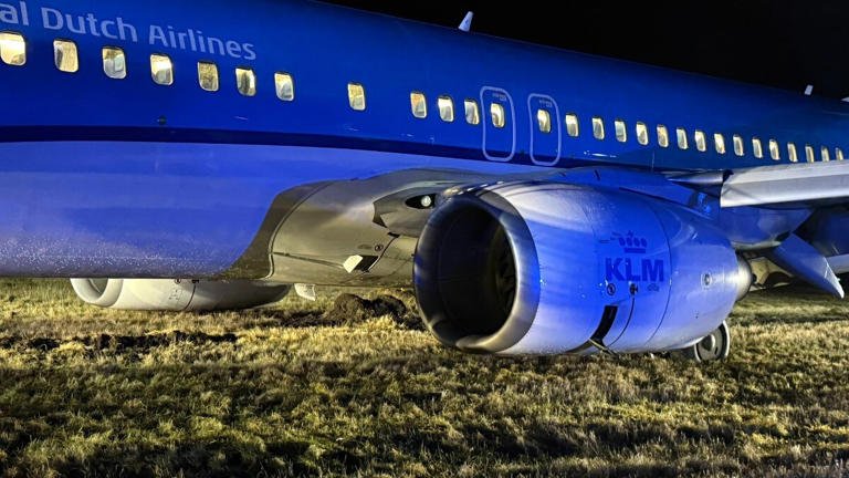 🚨🇳🇴KLM BOEING 737-800 SKIDS OFF RUNWAY IN NORWAY, NO INJURIES REPORTED

A KLM flight bound for Amsterdam skidded off the runway at Oslo Torp Sandefjord Airport following an emergency landing due to hydraulic failure on Saturday.