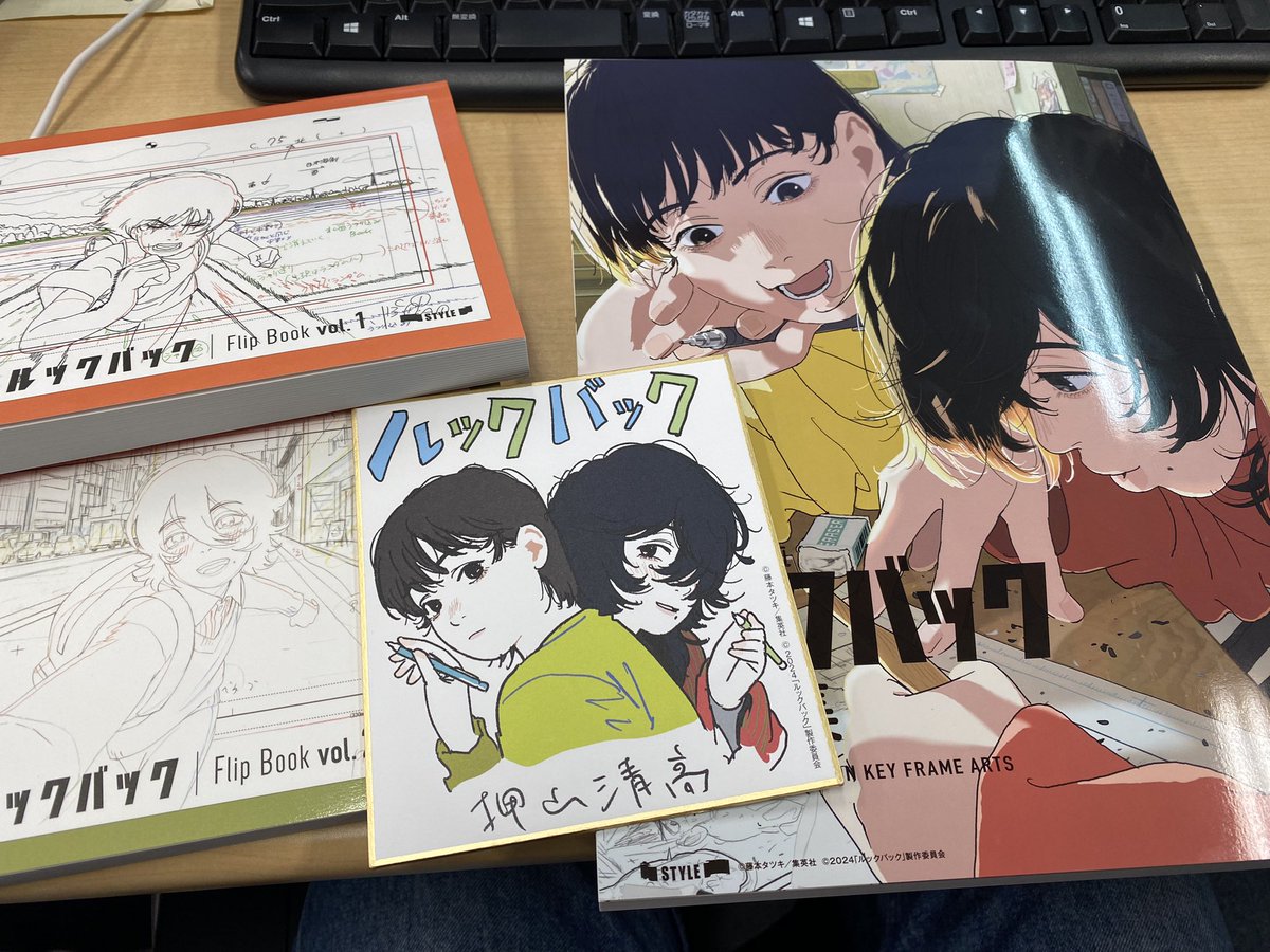 koji08_basset's tweet photo. ルックバック原画集、パラパラとめくっただけで充実し過ぎていて本当に本当にありがたすぎる1冊…カットの担当者はもちろんLO.修正.原画など素材が見やすい……！アニメスタイルで出してくれて本当に良かった…絵を描く人達にとっての必携本になるのでは、電脳コイルビジュアルコレクションのように！ https://t.co/IcoyrZ1rOU