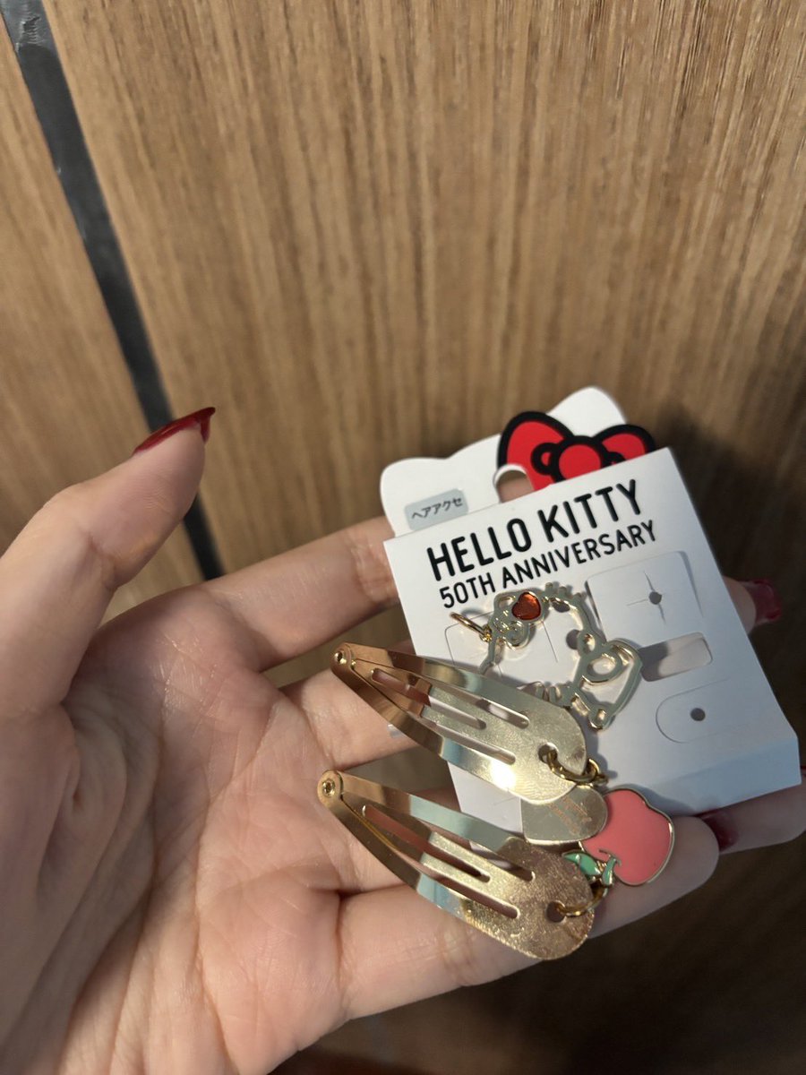 kindlystuff's tweet photo. ปล่อยกิ๊บ kitty 50 ปีค่า พรีมารวมส่ง400 กว่า (ตำหนิคือน้องคิตตี้หลุดนะคะจากห่วงนำไปติดใส่ห่วงใหม่เองได้ค่ะ) 180 ส่งฟรี ค่า 😫🥹 
#ตลาดนัดซานริโอ้ #ตลาดนัดsanrio #sanrio #ซานริโอ้ https://t.co/Ol2fwloU0f
