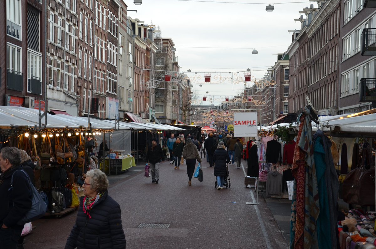 Gisteren liep ik over de Albert Cuypmarkt en stapte een kofferwinkel binnen om mijn oude koffer te laten repareren. Helaas was die niet meer te redden. Maar terwijl we samen naar alternatieven keken, vond ik een prachtige nieuwe koffer en besloot die meteen te kopen. De eigenaar