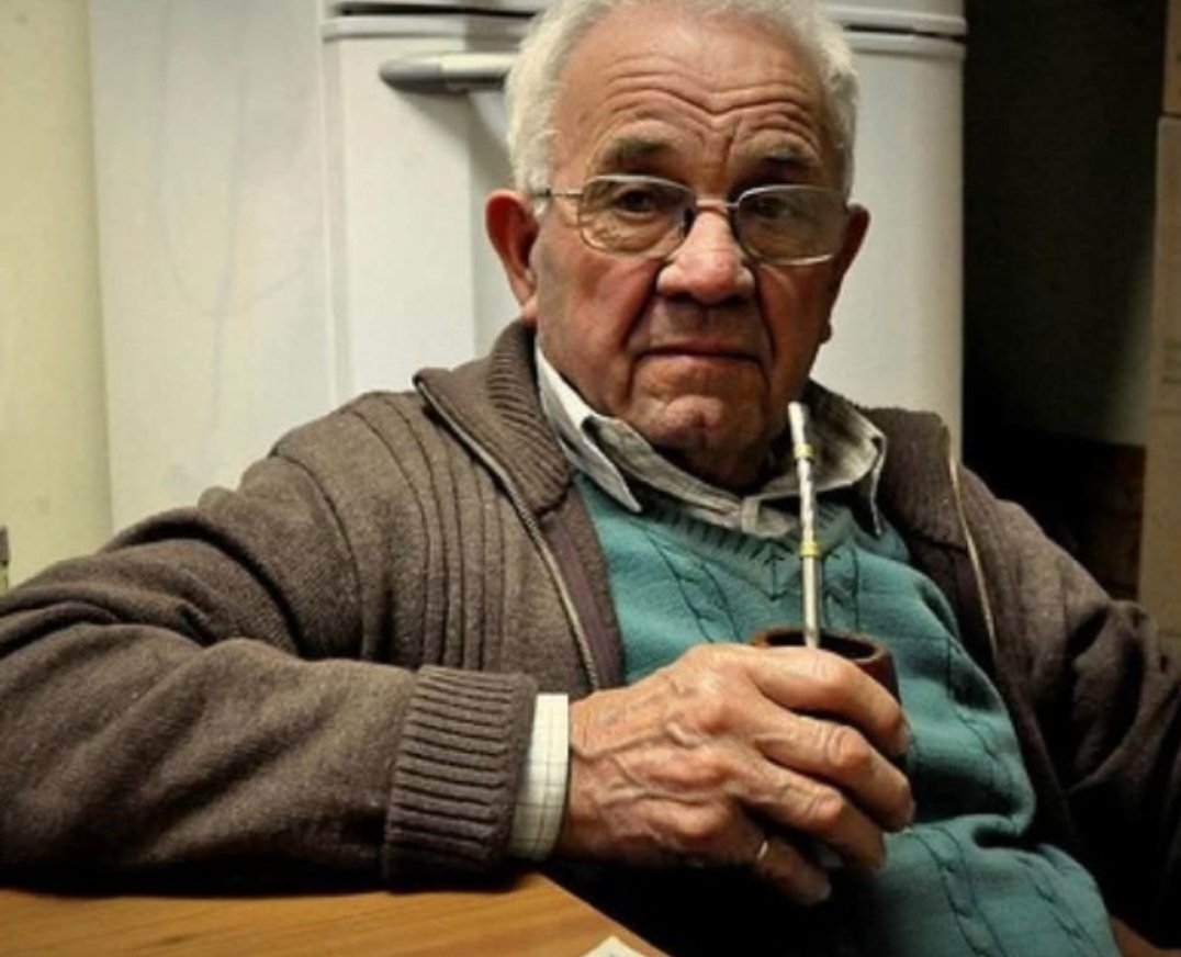 Frenkie_Woody's tweet image. Ho 82 anni, 4 figli, 11 nipoti, 2 pronipoti e una stanza di 3 x 3 in una casa di riposo dove mi hanno lasciato.

Non ho più la mia casa né le cose che amavo, ma ho qualcuno che sistema la mia stanza, prepara il mio cibo e il mio letto, mi misura la pressione e mi pesa.

Non ho…