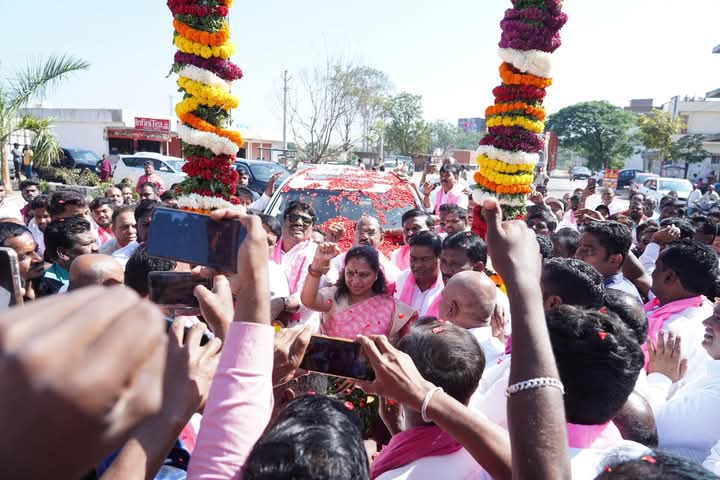 PAVANIGOUD_BRS's tweet image. డిచ్ పల్లి కి చేరుకున్న ఎమ్మెల్సీ @RaoKavitha అక్క గారికి గజమాలతో ఘన స్వాగతం పలికిన బీఆర్ఎస్ నాయకులు, కార్యకర్తలు.