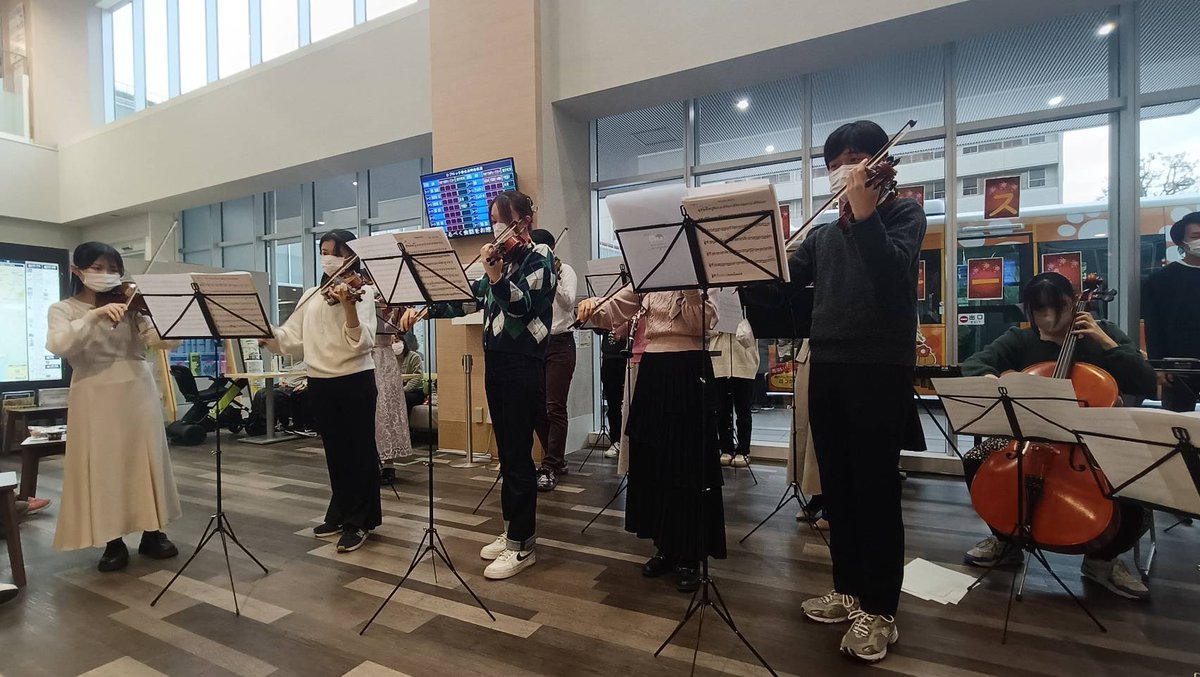 harmonia_orch's tweet photo. ハルモニアオーケストラです🍀

先日、12月25日に日本医科大学付属病院本院にてクリスマスコンサートを行いました🎻
クリスマスソングをたくさん演奏できてとても楽しかったです🎄

たくさんの方に集まって頂き、ありがとうございました🙇‍♀️
#クリスマスコンサート https://t.co/sySRj8494T