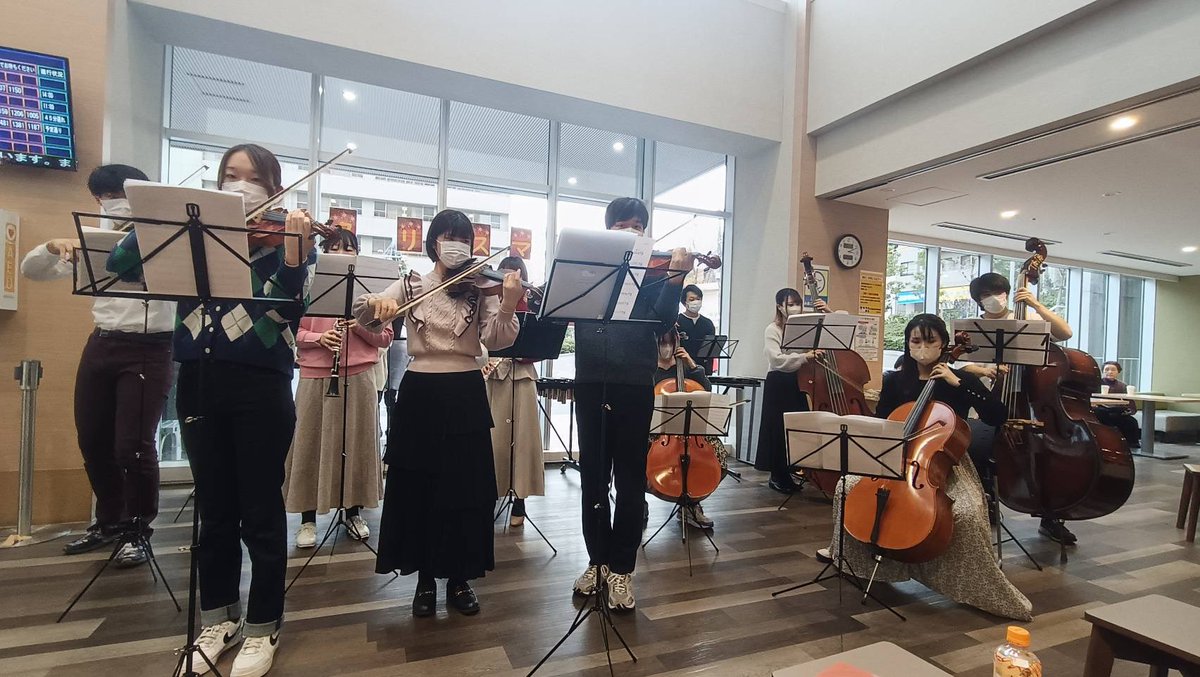 harmonia_orch's tweet photo. ハルモニアオーケストラです🍀

先日、12月25日に日本医科大学付属病院本院にてクリスマスコンサートを行いました🎻
クリスマスソングをたくさん演奏できてとても楽しかったです🎄

たくさんの方に集まって頂き、ありがとうございました🙇‍♀️
#クリスマスコンサート https://t.co/sySRj8494T