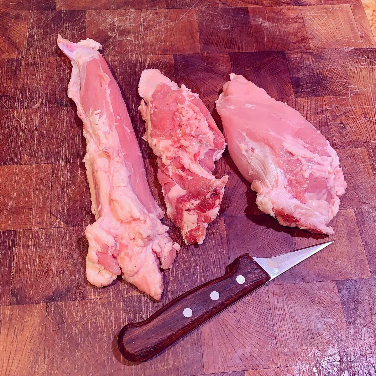 Langlai73410097's tweet photo. Entre les  3 j’hésite...
Quelle viande favorite ?
Entre poisson, poire passion .
Comment ne pas perdre la raison , de la gourmandise : merlan  , fausse araignée , ou poire ?
Les 3 , jamais ne pourraient décevoir ...#veau #merlan #faussearaignée #poire #gourmandise#boucherie https://t.co/3VIoeZduGv