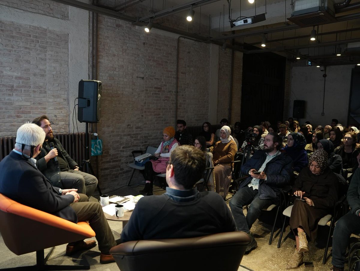 Erol Güngör, geleneğe/geçmişe zeval vermeden, yeniliğe sadrını açabilmiş ve süreklilik prensibiyle teknik düşünmenin ve akademinin sınırlarını aşabilmiş özgün bir âlimdir.
Ufuk açıcı sunumları için kıymetli hocalarımıza ve katılım gösteren misafirlerimize teşekkür ederiz.✨