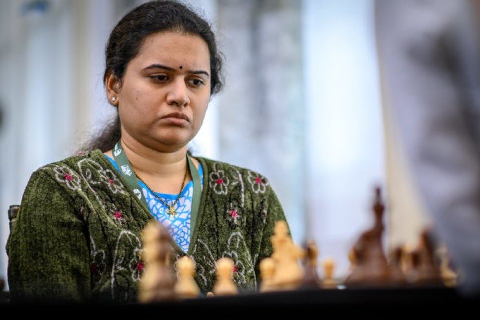 umumba's tweet image. Queen of Rapid Chess 👑
Congratulations to our Mumba Master - Koneru Humpy - for winning a historic second @FIDE_chess World Rapid Women’s Chess Championship title🏅🧡
#upGradMumbaMasters | #आमचीMumba | @humpy_koneru
Picture Credits: (FIDE / Michał Walusza)
