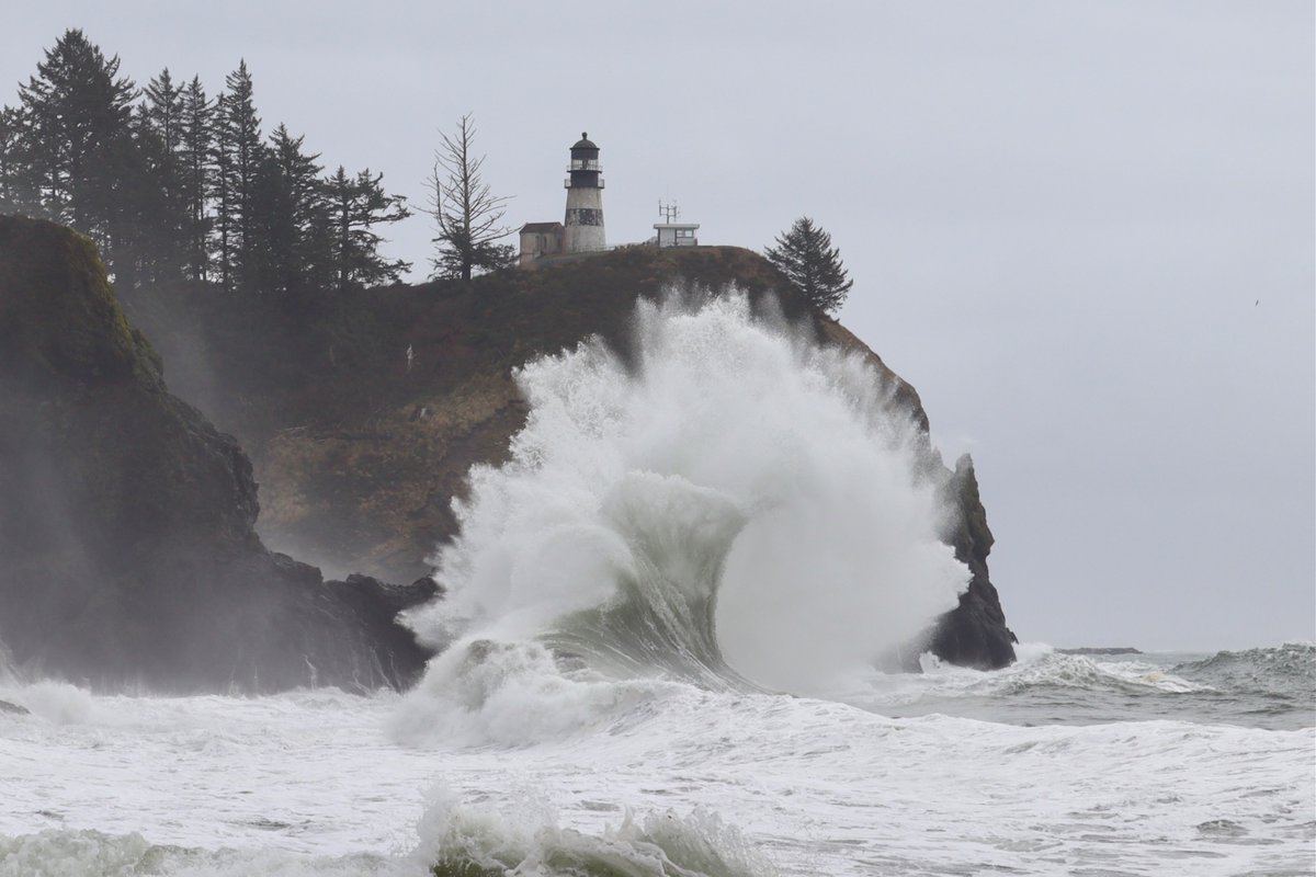 The_Weatherman2's tweet photo. Large crashing waves at Cape Disappointment on Saturday morning! #wawx https://t.co/qfaiZfSxbe