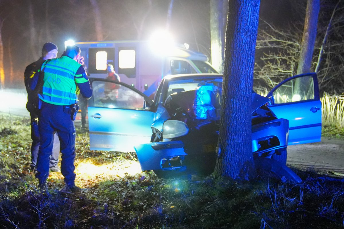 Ernstig ongeval met gewonden na botsing tegen boom
