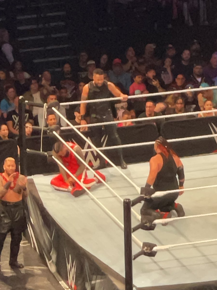 jeyriizze's tweet image. i jus know he was seeing stars 😭😭

#theusos #wweorlando