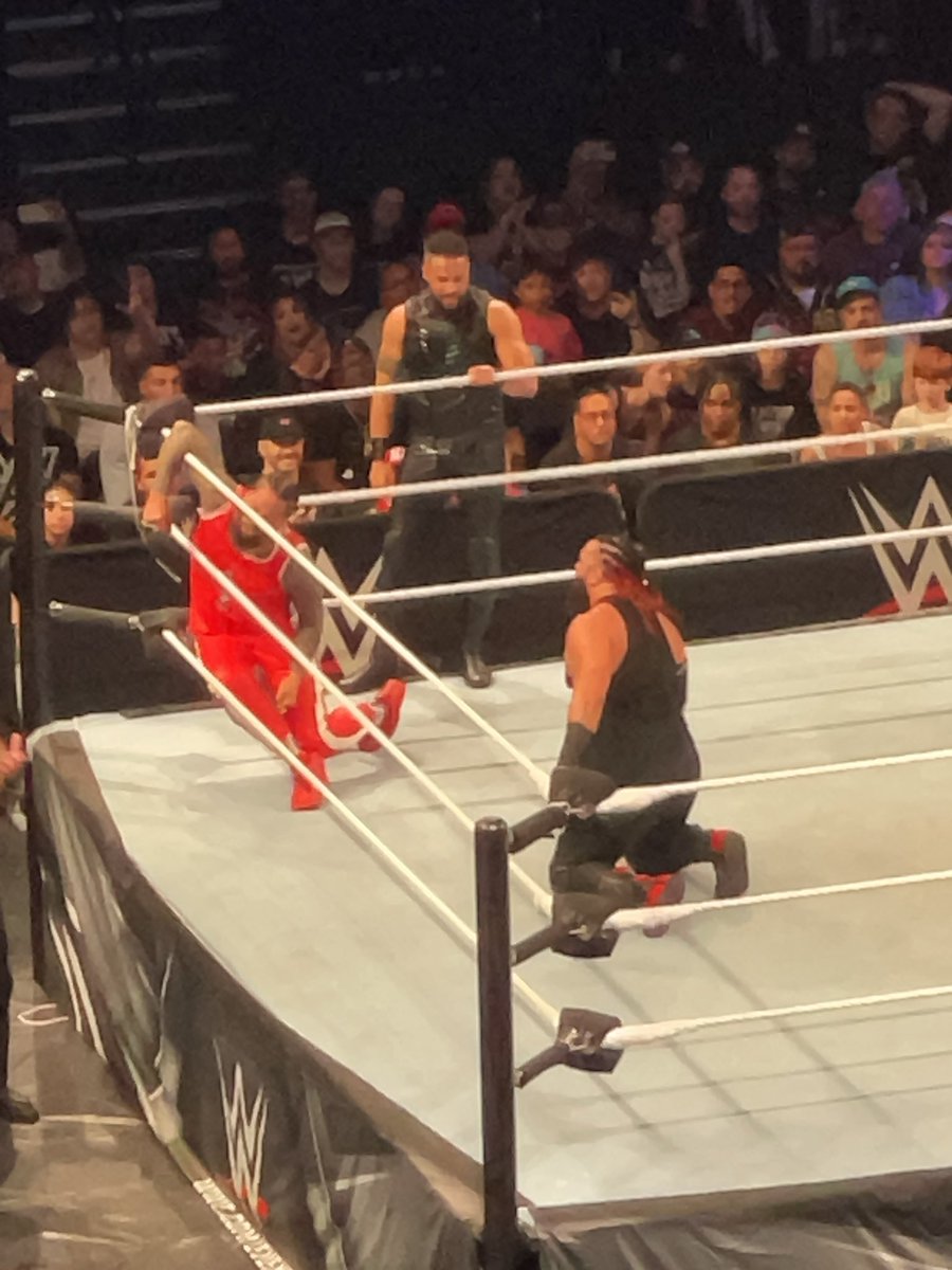 jeyriizze's tweet image. i jus know he was seeing stars 😭😭

#theusos #wweorlando