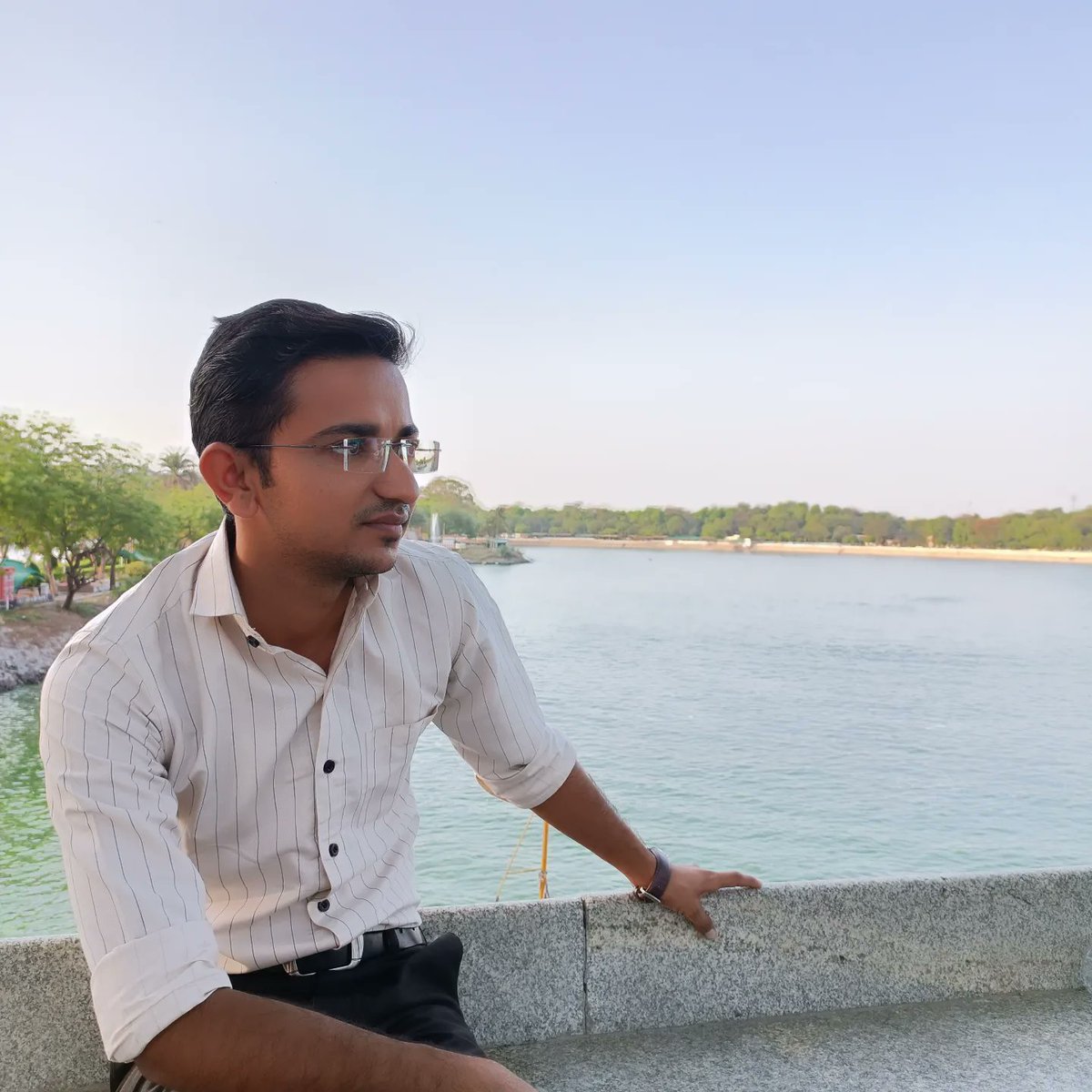 Haresh_abroad's tweet photo. "डिग्रियाँ तो शिक्षा के खर्चों की रसीदें है,
ज्ञान वो है जो किरदार में झलकता है।"
#HareshChaudhary #Education #HareshAbroad #Ahmedabad #India #Business #International #Relaxation https://t.co/hX4QbA7JsY
