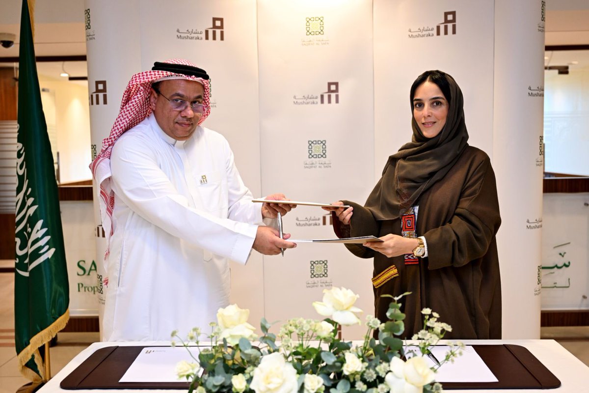 SaudiProject's tweet photo. الرئيس التنفيذي لشركة سقيفة الصفا تاله الهاشمي توقع مذكرة تفاهم مع رئيس الصناديق العقارية لشركة مشاركة المالية محمد الوزير، لتطوير مشاريع عقارية واستثمارية في مختلف مناطق المملكة 

@Saqifatalsafa1 https://t.co/5QDNUDWqGs