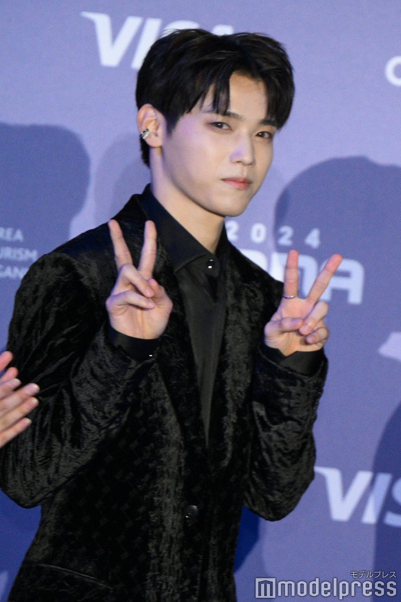 <a href="/Neovenly/">SEE YOU AGAIN, MORTALS🩵</a> ᅠ
Giliran Naga untuk kembali menaiki panggung, kemudian berdiri tepat di sebelah Dhava, meraih mikrofon pada genggamannya dengan tersenyum lebar. "Halo, Mortals. OA-mu close down malam ini." Ujarnya dengan memberikan gestur 'peace sign' pada kedua tangannya.
ᅠ