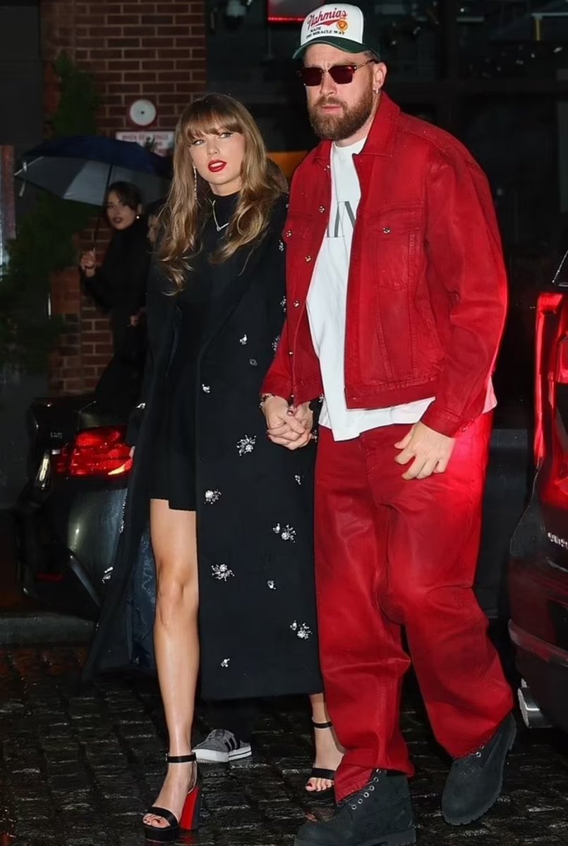 fiercenesswift's tweet photo. taylor is serving so hard 😍 https://t.co/PJBwvZn6lm