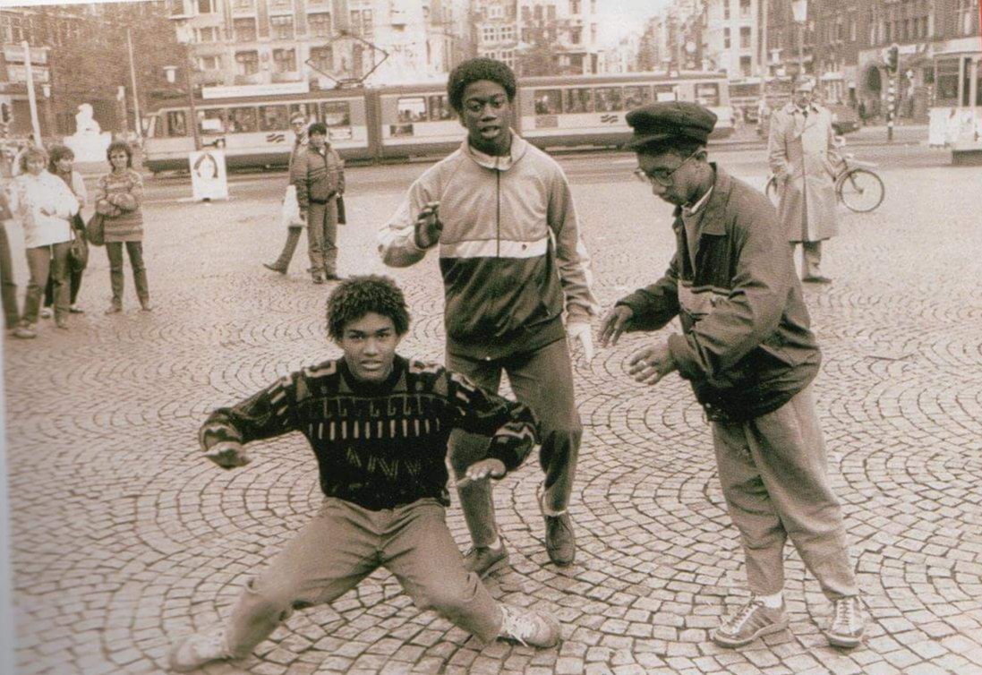 HenkBakboord's tweet photo. Ff wat anders:
Gisteren gezellig geluncht met m'n matties van vroegâh!
Tussen de foto's ligt 40 jaar...
#50yearsofhiphop
Hier kan je er alles over lezen:
https://t.co/kOElZPVmIn
#BreakdanceDeVroegeJaren
@EzoWolfBooks https://t.co/3DwNyKvtVx