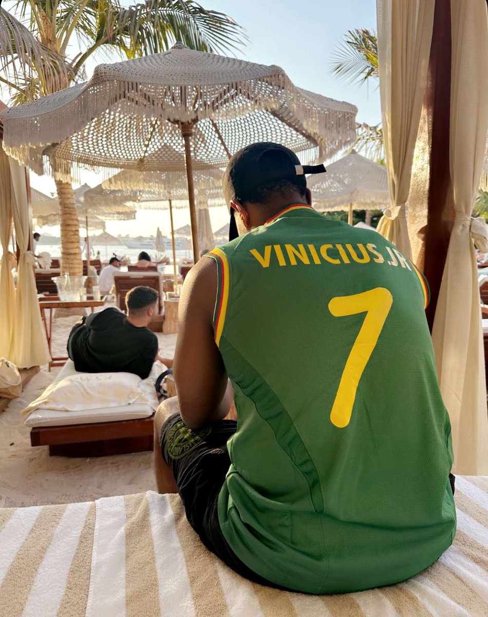 AllezLesLions's tweet photo. 📸 Le rappeur Niska avec le maillot du Cameroun floqué au nom de Vinicius Jr. 👕🇨🇲

« Le Continent ! » peut-on lire sur son compte Instagram. https://t.co/cWy4SAZKbE