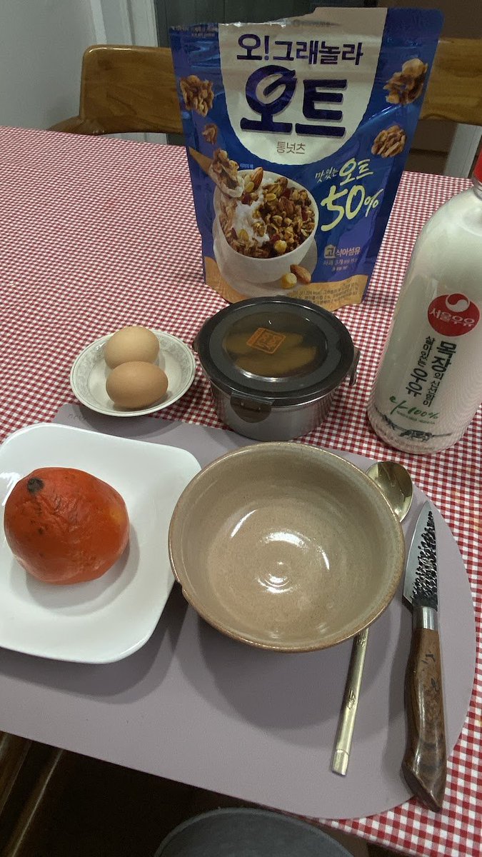 Aku mau cerita ya
Aku baru pulang dari trip ke Korea dan selama di sana aku nginep di rumah seorang ajumma kenalanku, aku dikasih kamar sendiri dan selalu disiapin sarapan. Lokasinya emang di pinggiran Seoul tapi karena gratis jadinya lebih baik daripada booking hotel yang mahils