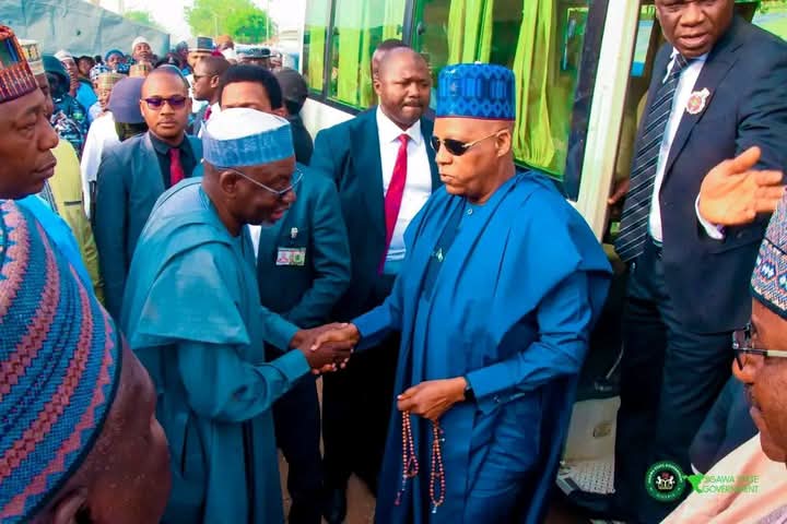 HOTUNA: Yadda Mataimakin Shugaban Ƙasa, Kashim Shettima; tare da rakiyar Gwamnan Borno, Babagana Umara Zulum; da Mataimakin Shugaban Ma’aikatan Fadar Shugaban Ƙasa, da sauran manyan Jami’an gwamnati suka ziyarci Hadejia ta Jihar Jigawa, domin ta’aziyya ga Gwamna Umar Namadi, bisa