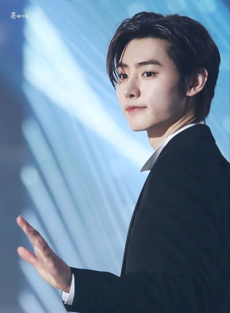 Sungeoon's tweet photo. @haurtov @roceamme “Mungkin segitu aja dari gue, jangan lupa winged dan éan untuk selalu jaga kesehatan ya, see you on top guys! Wassalamu'alaikum wr.wb anjay kelar” 

Samuel melemparkan senyuman sembari melambaikan tangannya. Ia menuruni panggung dan memberikan mic ke MC. https://t.co/DHGP8kvgtb
