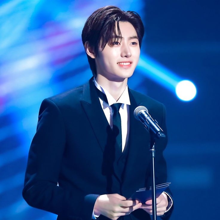 Sungeoon's tweet photo. @haurtov @roceamme “Mungkin segitu aja dari gue, jangan lupa winged dan éan untuk selalu jaga kesehatan ya, see you on top guys! Wassalamu'alaikum wr.wb anjay kelar” 

Samuel melemparkan senyuman sembari melambaikan tangannya. Ia menuruni panggung dan memberikan mic ke MC. https://t.co/DHGP8kvgtb