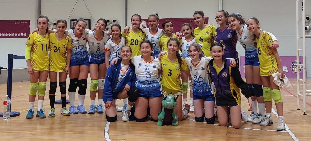 VoleibolLeganes's tweet image. 🏆🇪🇸 #CopaEspañaVB - Octavos de Final

🏐 Alevín A Femenino
🆚 Las Flores Sevilla Morado
➡️ 2-1

#VamosLega 💙🤍 
#MejorCanteraESP 💪🇪🇸