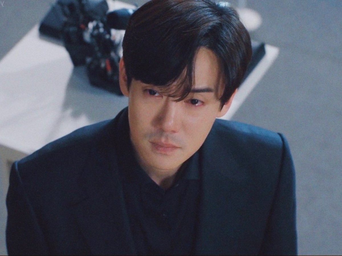 GabyDb29's tweet photo. He said she has been missing for two days.
He has been wearing the same suit ever since 😭 #WhenThePhoneRings https://t.co/OHgIjxPt6a