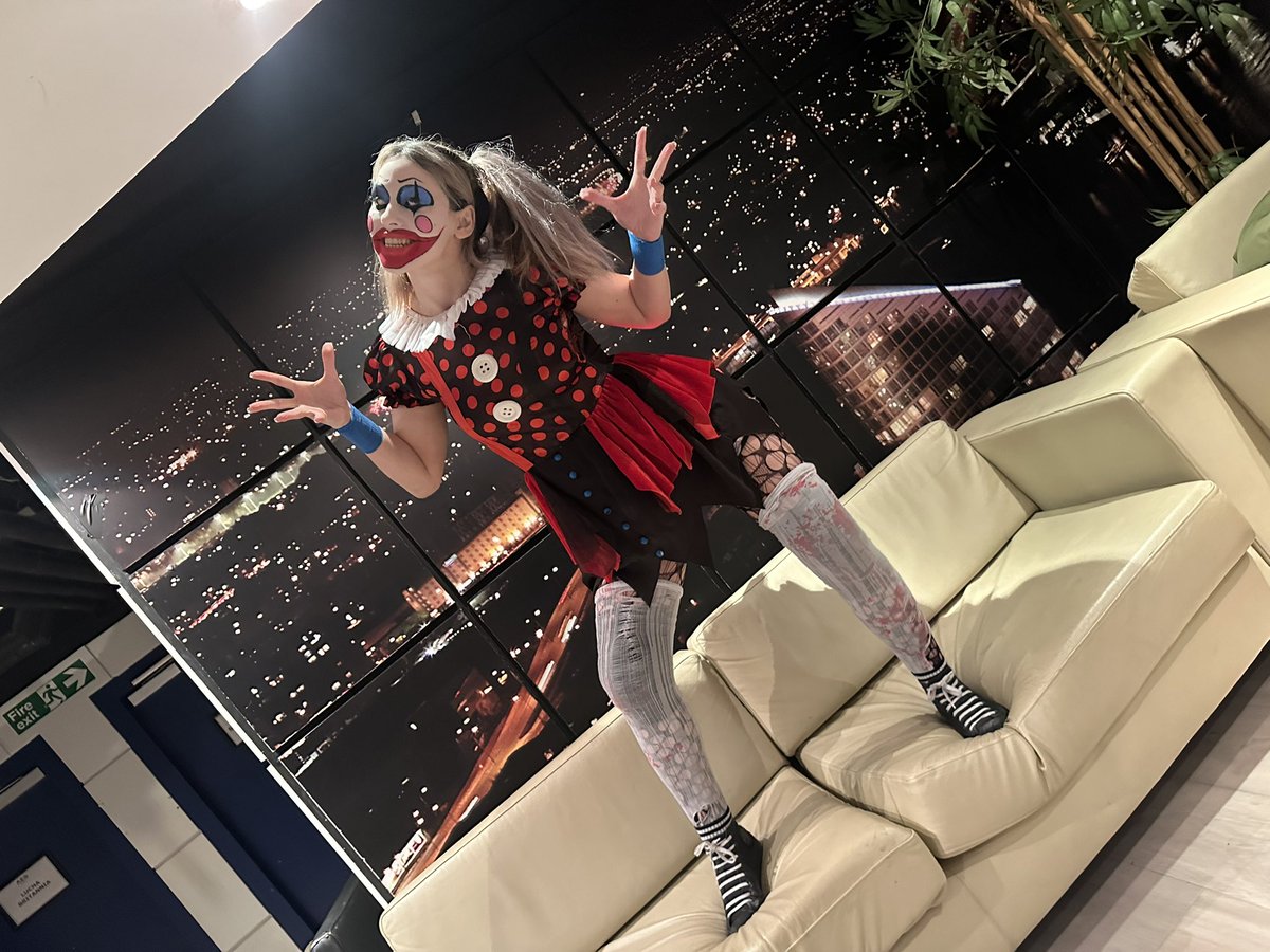 HeidiKatrinaa's tweet photo. Last show of 2024 was 🤡🤡🤡
What an atmosphere at the O2 Arena.
@slayduggee did what they do best!
Stay tuned for more @LuchaBritannia crazed antics in 2025 👀
#LuchaBritannia #LuchaParty
#SlayDuggee #ChicaLocaJoker https://t.co/kmECdQUZs8