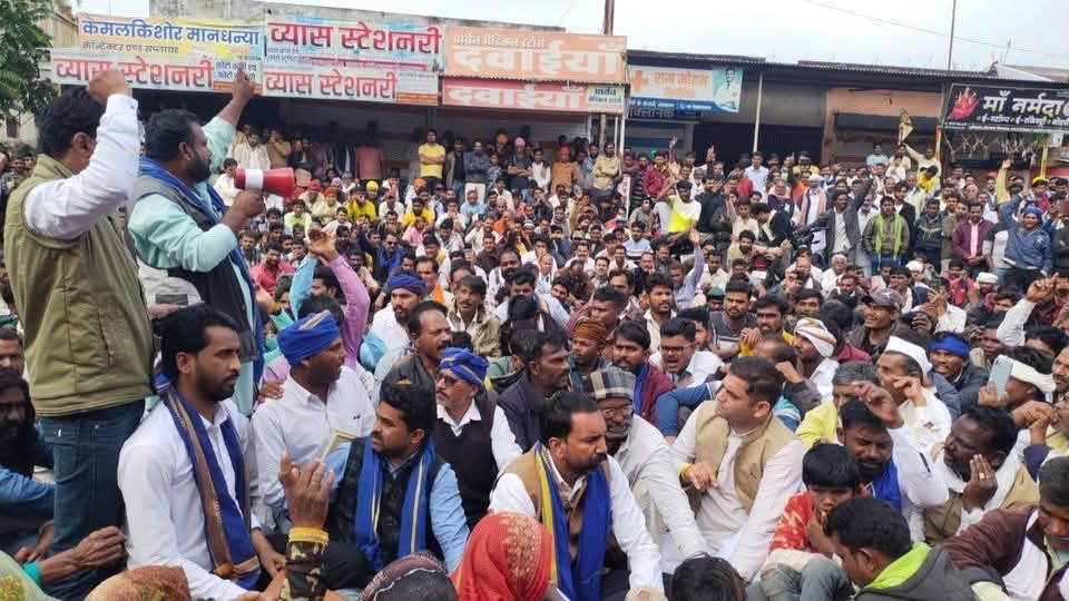 IT4BhimArmy's tweet photo. मध्यप्रदेश मे जिला देवास के सतवास थाने मे पुलिस अभिरक्षा मे दलित युवक की मौत के विरोध मे परिजनों के साथ @SunilAstay जी न्याय दिलाने के लिए सतवास थाने पर आंदोलन कर रहे है भाई आप अकेले नहीं है हम आपके साथ हैं @BhimArmy_BEM मध्यप्रदेश के कार्यकर्त्ता देवास पहु��चने का काम करे https://t.co/gox9Hikiki