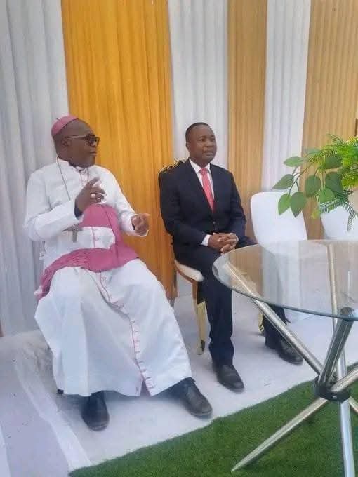 katswiri123's tweet photo. It seems Kabambe's strategy is to convince the clergy—the leaders. Not a bad strategy considering that politics and religion share some similarities: folks are more likely to vote for someone their church leader sides with, it ticks to faith. But this is not enough; he has more. https://t.co/qzwH44dM7a