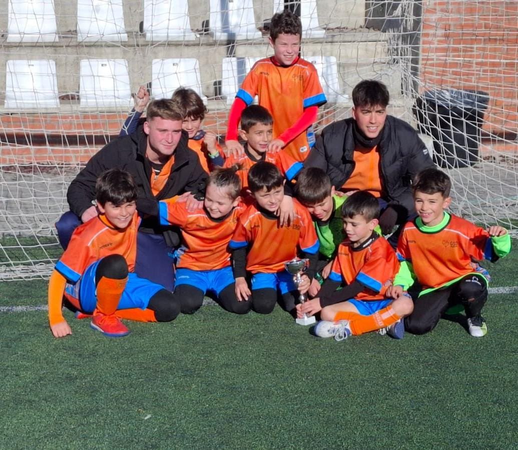 GSDcdeportivo's tweet photo. Grandísimo papel de nuestros jugadores del equipo Alevín y Benjamín de Fútbol de Moratalaz en el torneo GRINCH organizado por @eventosjj9 en los Campos de Fútbol de la Unión.
Destacar el increíble 3° puesto de los benjamines y la gran entrega de los alevines. https://t.co/FOYytl0yWW