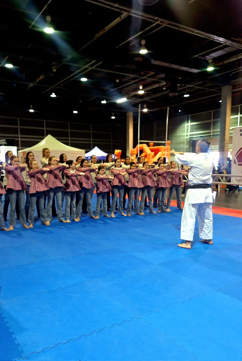 FKCV_karate's tweet photo. ✨ Hoy tenemos el honor de contar con la visita de las Falleras Mayores de Valencia y su Corte de Honor en #ExpoJoveVLC.

Gracias por este momento único 🌟

🗓️ Hasta el 04 de enero

📍 Feria Valencia

#SomDojo https://t.co/gRfBEOh9KQ