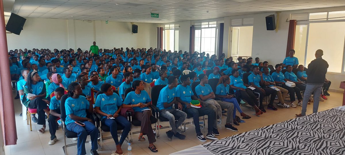 Kinyinya_Sector's tweet photo. Amasomo akomeje guhabwa intore zirimo gutorezwa mucyanya cyubutore cya @Kinyinya_Sector .@Gasabo_District.@Bayaseseb .@ngangare1.@CityofKigali.@dusengiyumvas uyu munsi yibanze ku
#Urugamba rwo Kubohora igihugu
#Umuco,Indangagaciro n' ururimi rw' Ikinyarwanda
#Icyerekezo 2050 https://t.co/uk3DRFjkn6