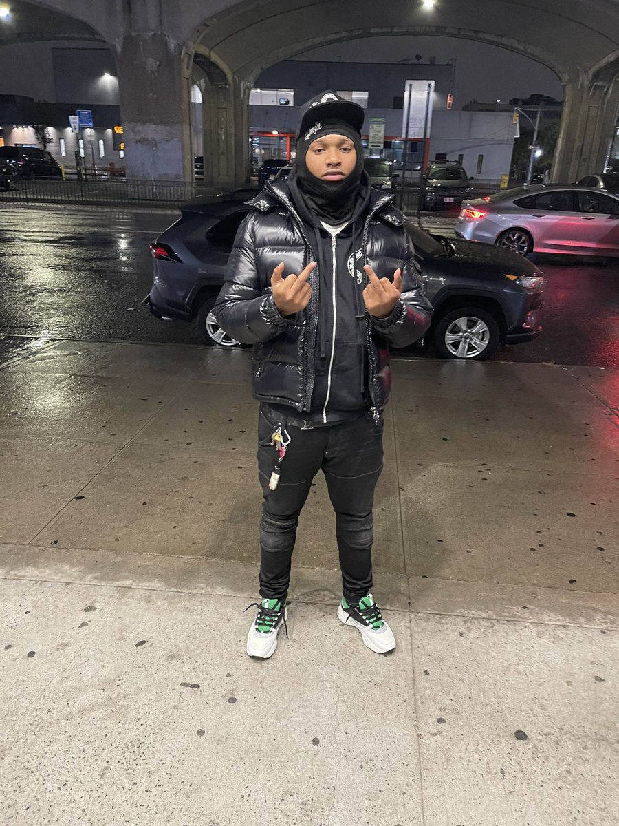 Fastlifechulz's tweet photo. I won trapper of da year 5x inna row 🏆🏆🏆🏆🏆 https://t.co/qAGbVZpP9N