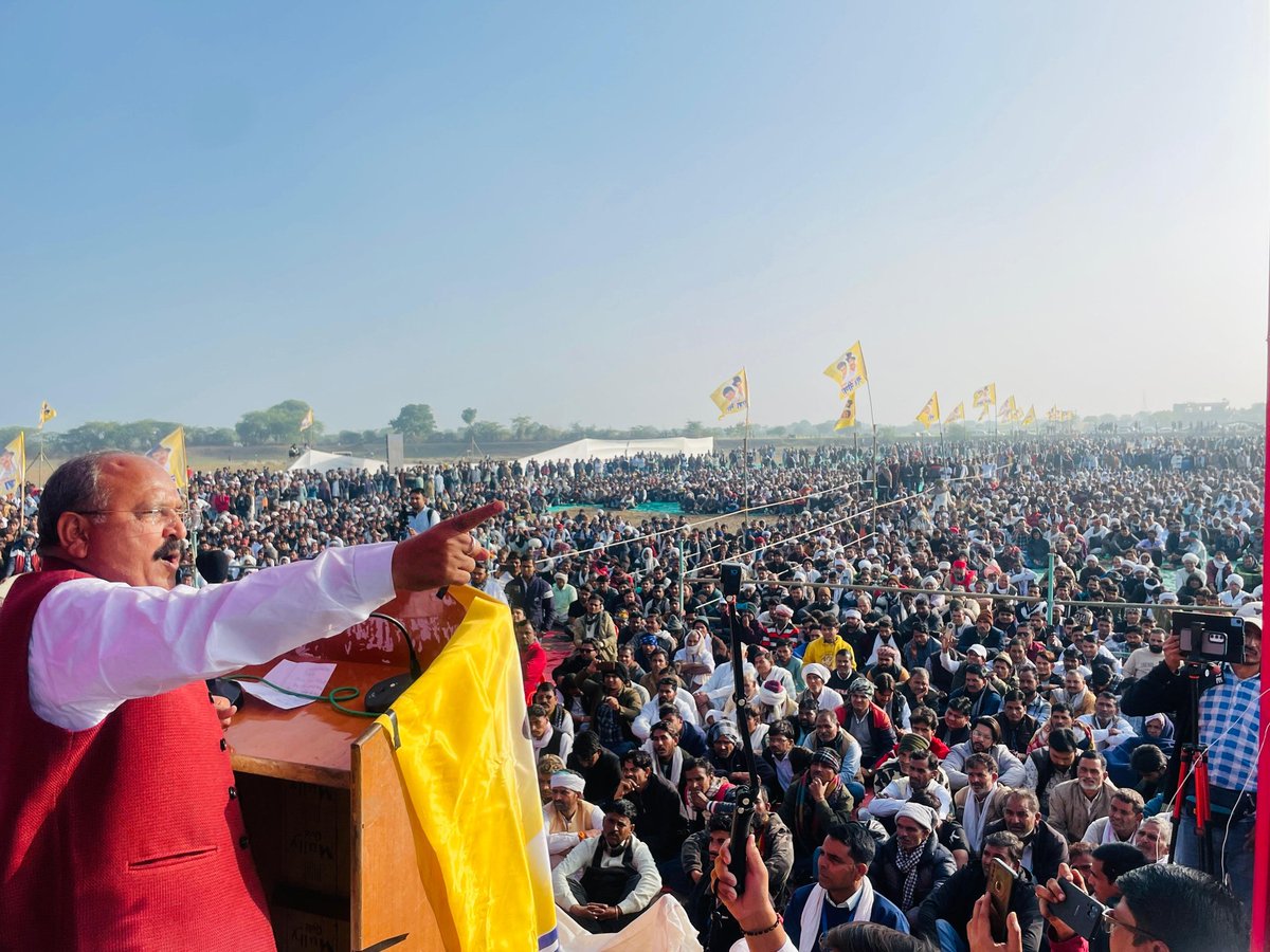 Ramcharantamdi's tweet photo. नरेश मीणा को रिहा करवाने के लिए सर्वसमाज की मीटिंग।

आज यह मीटिंग नगरफोर्ट टोंक में आयोजित हुई, जिसमें लाखों की तादाद में भीड़ पहुंची।
@AadivasiSamachr 
@1K_Nazar 
@abhijatav07 
@BAPSpeak 
@BhimArmyChief 
@dhruv_rathee 
@DrKirodilalBJP 
@NareshMeena__ 
@GovindDotasra 
@HansrajMee https://t.co/Pt464gkCNW