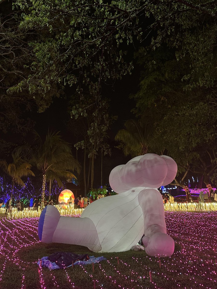 ライトショーは今週末で終了しました。ロマンがあります❤️。スペース🌕👨‍🚀。森🌲。動物🐘。
チェックインできる写真チェックインスポットがいくつかあります📸
※週末は人が多いですが、それほど混み合うことはありません。