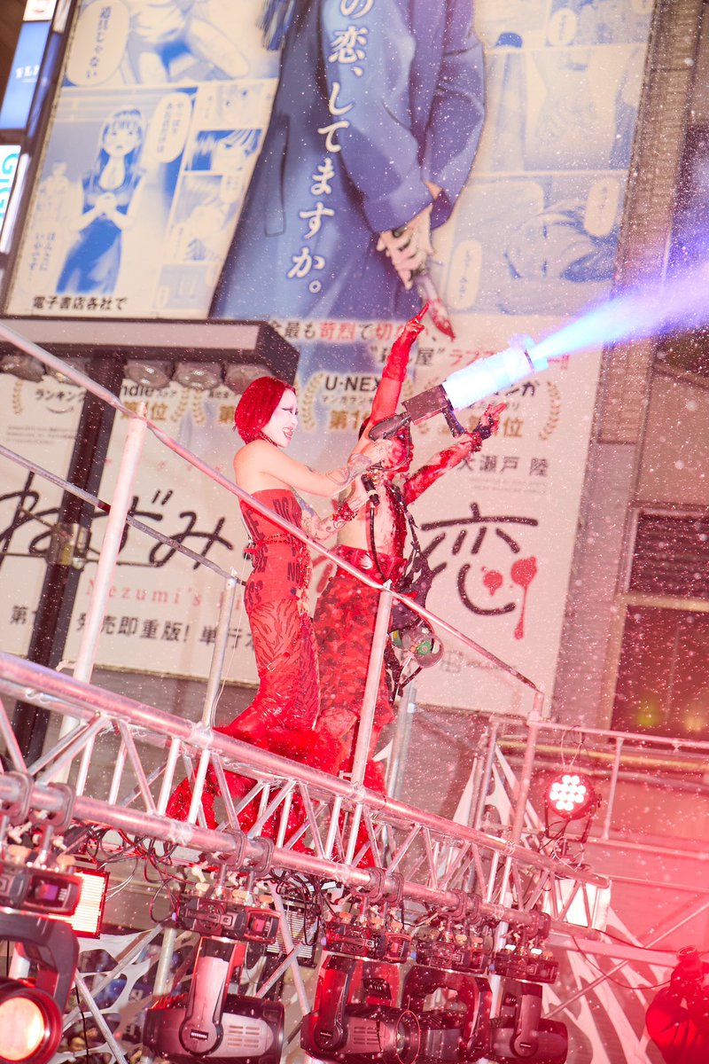 sophieespeech's tweet photo. 東京、ありがとう。
大っ嫌いで大好きな場所。
寒い中集まってくれた皆さん本当にありがとうございます。
そして迷いつつも勇気を出してトー横広場に集まってくれた皆さんも本当にありがとうございます。そして関わってくれた全ての人達、ありがとうございます。
悔しい部分もありましたが、この場所でライブをすることにとても意味があったと思います。少なからず私には意味がありました。

ステージから見えた景色は東京で生まれてずっと東京で過ごして来ましたが、今までで1番綺麗な東京の景色でした。
どんな高層ビルから見る夜景よりも綺麗でした。
みんなの笑顔が街のネオンよりも輝いてました。

歌っている最中、顔に当たるビル風がすごく暖かかったのがすごい不思議でした。

激激アツ ツアー ファイナル おしまい❤️
またやろう