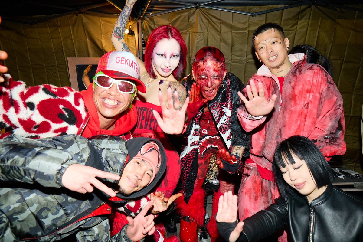 sophieespeech's tweet photo. 東京、ありがとう。
大っ嫌いで大好きな場所。
寒い中集まってくれた皆さん本当にありがとうございます。
そして迷いつつも勇気を出してトー横広場に集まってくれた皆さんも本当にありがとうございます。そして関わってくれた全ての人達、ありがとうございます。
悔しい部分もありましたが、この場所でライブをすることにとても意味があったと思います。少なからず私には意味がありました。

ステージから見えた景色は東京で生まれてずっと東京で過ごして来ましたが、今までで1番綺麗な東京の景色でした。
どんな高層ビルから見る夜景よりも綺麗でした。
みんなの笑顔が街のネオンよりも輝いてました。

歌っている最中、顔に当たるビル風がすごく暖かかったのがすごい不思議でした。

激激アツ ツアー ファイナル おしまい❤️
またやろう