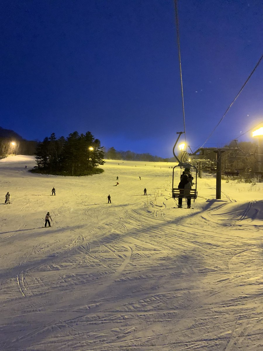 kotaRVR465's tweet photo. 手稲スキー場のナイター、昼間より空いてて楽しい！😆
でも、相変わらずリフトがよく止まる😆 https://t.co/MU5KYmgy7X