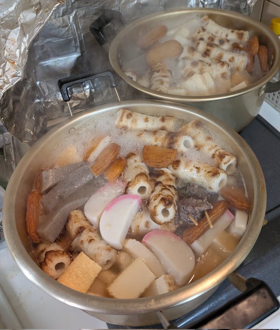 明日の打ち上げ用おでんの仕込み完了。玉子は明日入れます。まぁ竹輪が膨らんじゃってw 