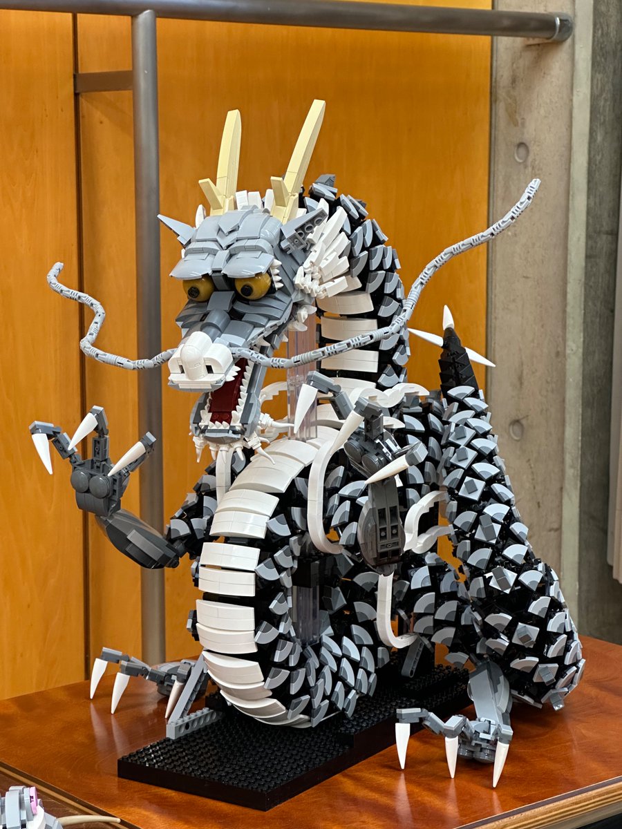 KABA64724932's tweet image. #今年1番力を入れた模型はこれだ 
#LEGO でつくった龍です。「日本美術（とくに馴染みのある江戸時代の狩野派作品）で描かれる龍」と「鱗の表現」をポイントにつくりました。実際に京都のお寺も見学したり、水墨画家の方に相談したりも。しかし、強度が弱いため展示会に持参するのは至難の業でした😭