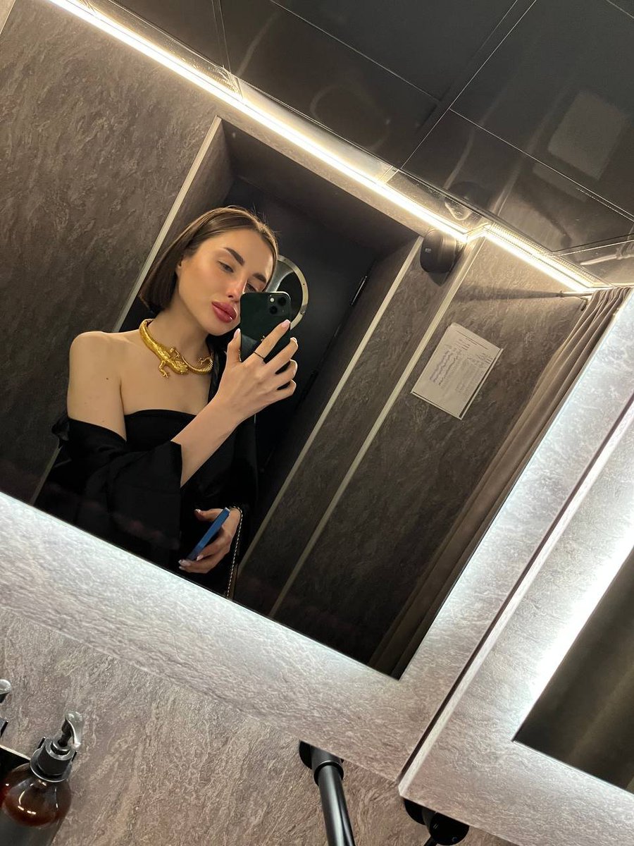 TalorKriss's tweet photo. I love evening wear 😋🥰 https://t.co/CHIygSNBKt