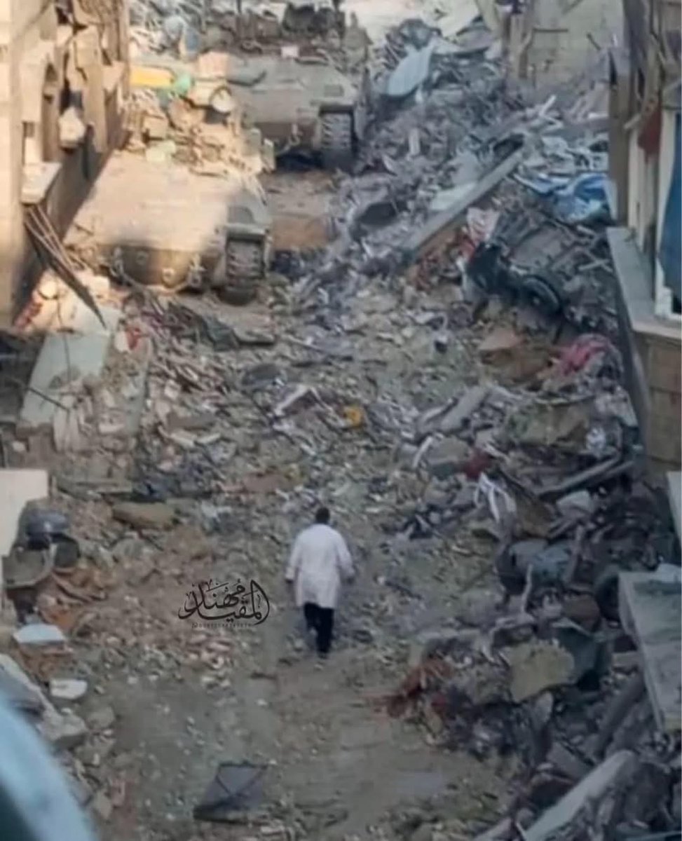 El Dr. Hussam Abu Safiya intenta intervenir per aturar la destrucció de l'hospital Kamal Adwan de Beit Lahya, l'últim en funcionament a la Franja de Gaza.  L'"exèrcit més moral del món", després de matar el seu fill, el fereix i l'arresta.
#StopGenocide 
#FreePalestine